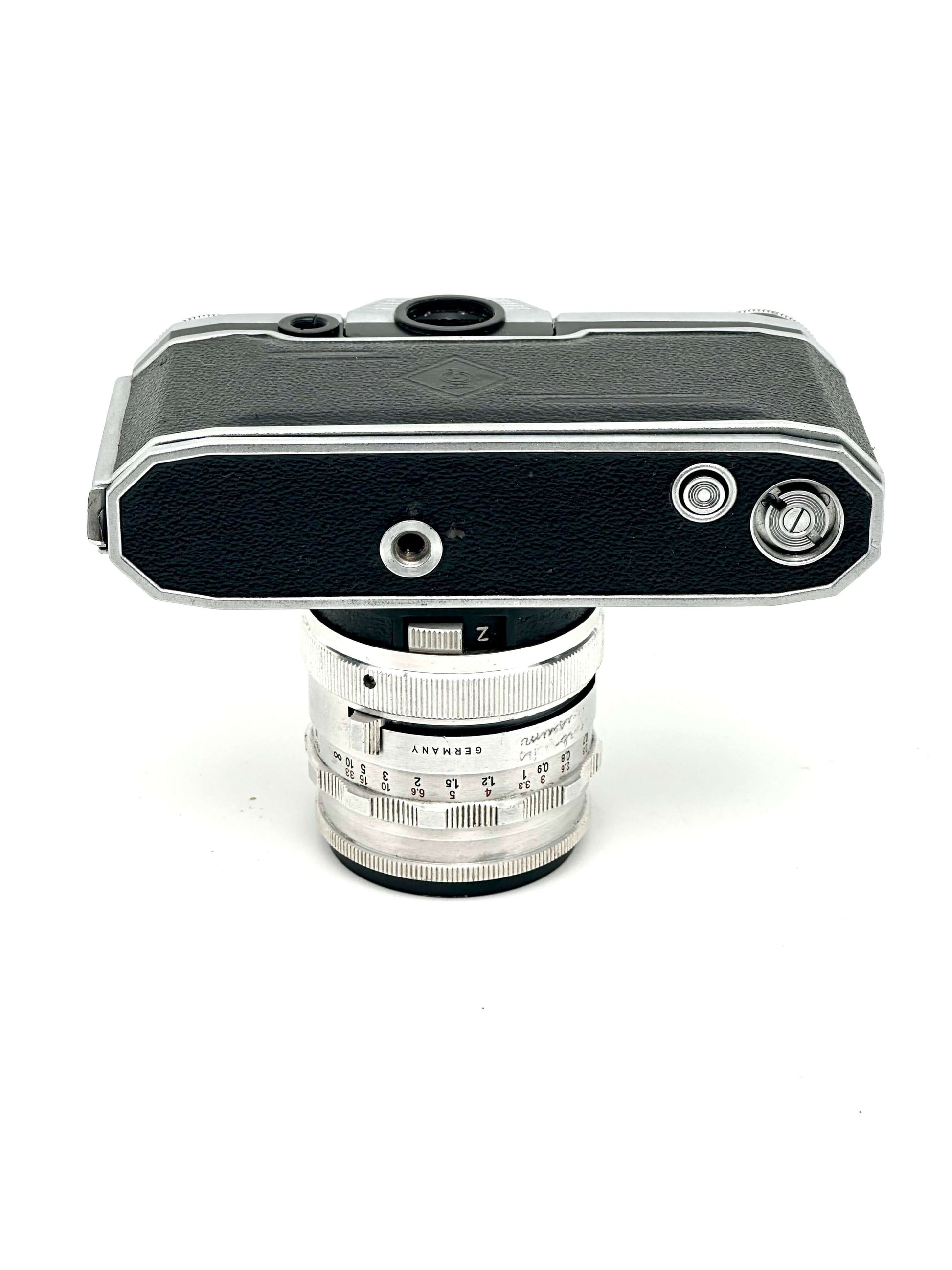 Praktina FX camera body with Carl Zeiss Jena Flektogon 35mm f2.8 lens, showcasing vintage design and craftsmanship.